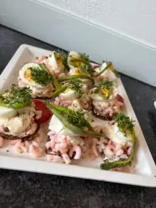 Smørrebrødtapas med æg og rejer