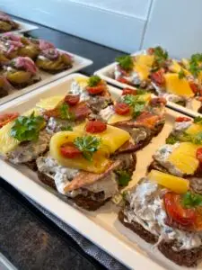 Smørrebrødstapas med hjemmelavet hønsesalat