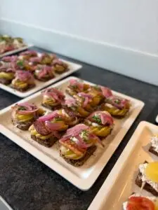 Smørrebrødstapas med kartoffel, bacon og syltede rødløg