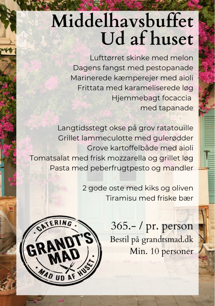 Middelhavsbuffet menu fremvist på en baggrund med middelhavstema. Menuen består af: Dagens fangst med pestopanade, Lufttørret skinke med melon, Marinerede kæmperejer med aioli, Frittata med artiskok, Hjemmebagt focaccia med tapenade og artiskokcreme, Langtidsstegt okse på grov ratatouille, Grillet lammeculotte med gulerødder, Grove kartoffelbåde med aioli, Tomatsalat med frisk mozzarella og grillet løg, Pasta med peberfrugtpesto og mandler, 2 gode oste med kiks og oliven, samt Tiramisu med friske bær.